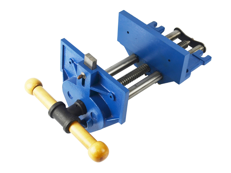 Quick release woodworking vise with wooden spindle